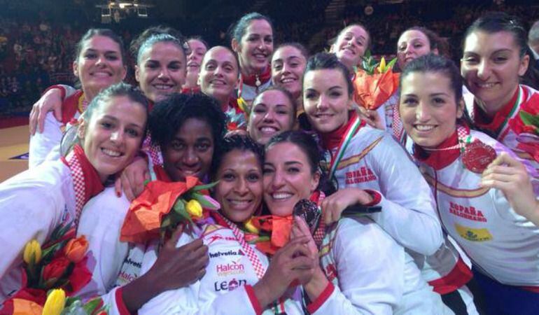 Las "guerreras" celebran la plata lograda en el Europeo.