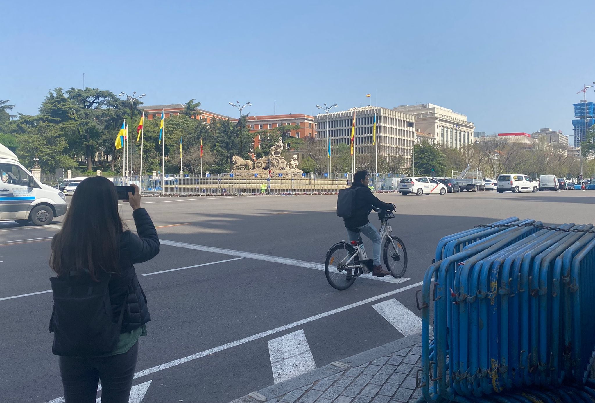 Una mujer fotografía la Cibeles vallada.