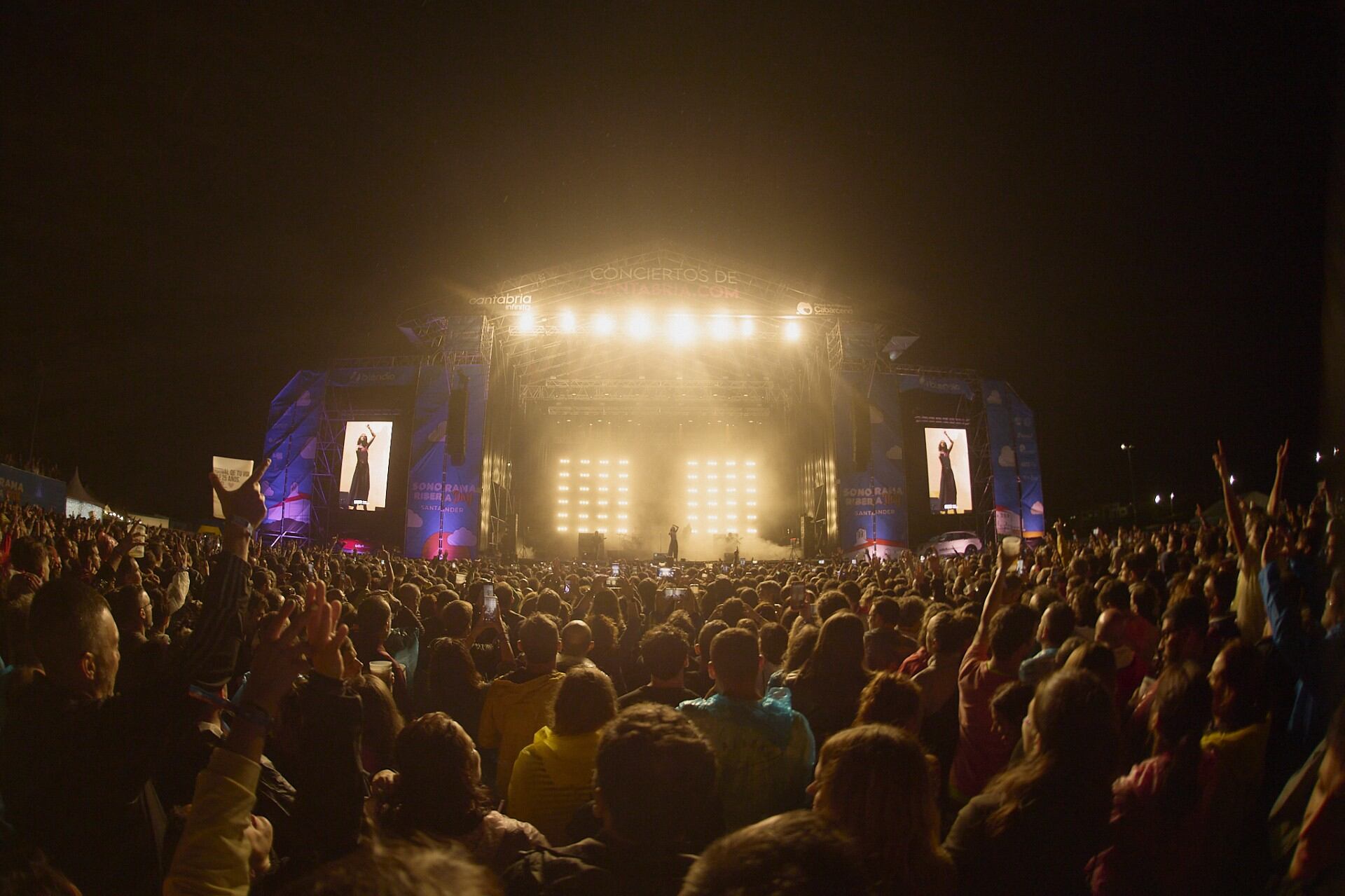 Arde Bogotá en su concierto ayer en La Virgen del Mar en el Sonorama Ribera Day