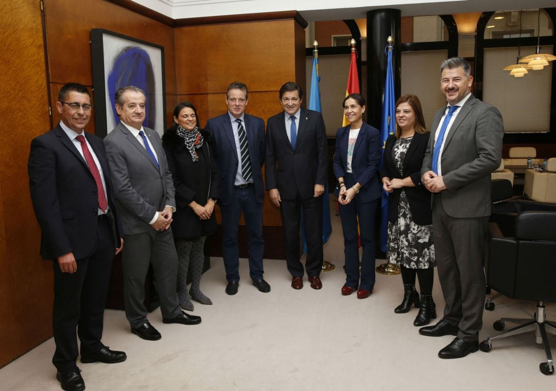 Las delegaciones del gobierno del Principado y de Ciudadanos al inicio de la reunión sobre el proyecto de presupuestos para 2019