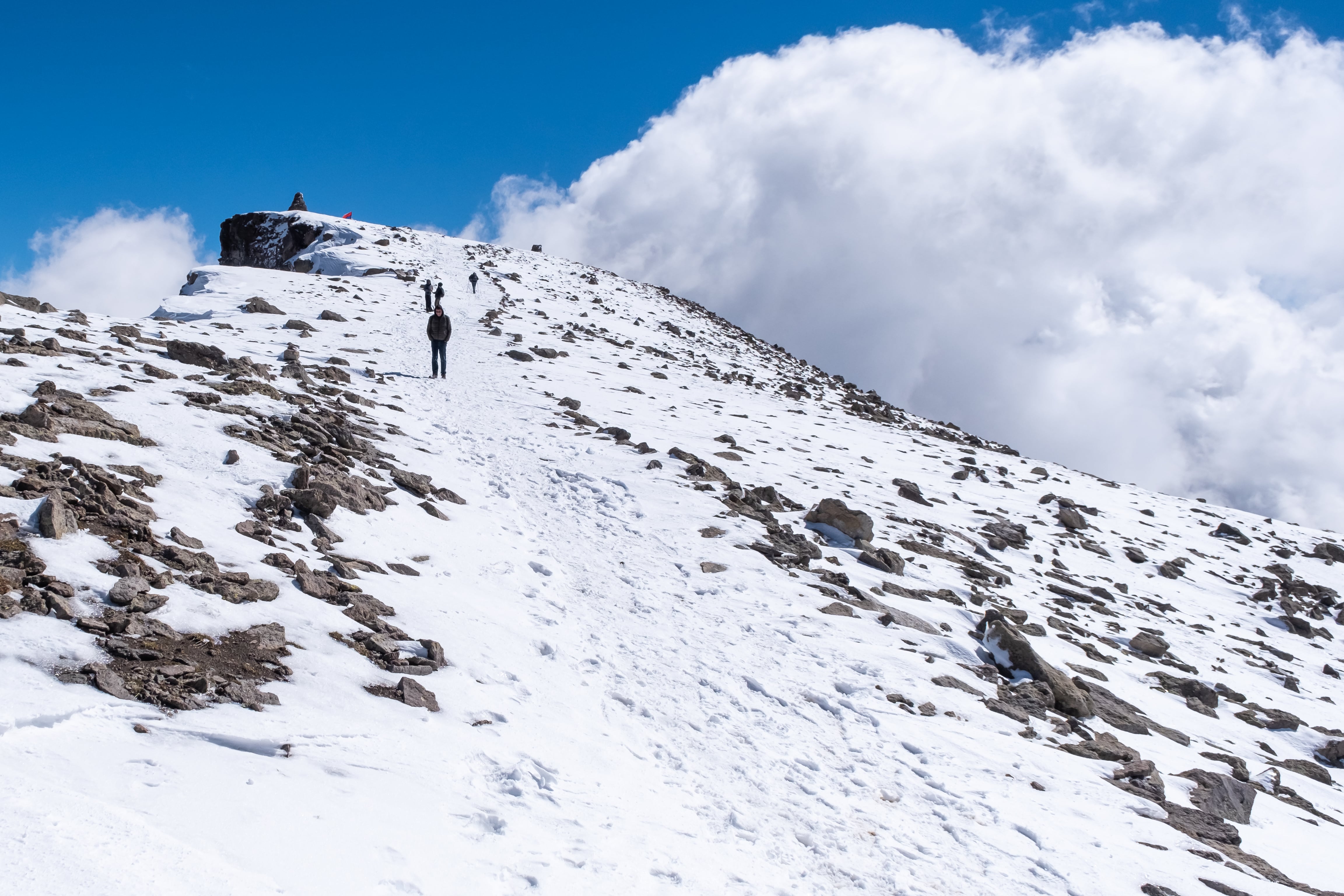 Subida al cráter del monte Aragats.