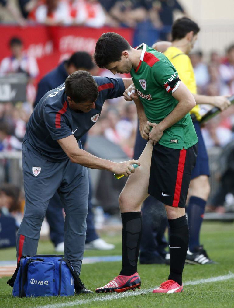 GRA471. MADRID, 02/05/2015.- El defensa del Athletic Club Andoni Iraola (d) recibe atención durante el partido frente al Atlético de Madrid de la trigésima quinta jornada de la liga en Primera División, que se disputa esta tarde en el estadio Vicente Calderón. EFE/Alberto Martín