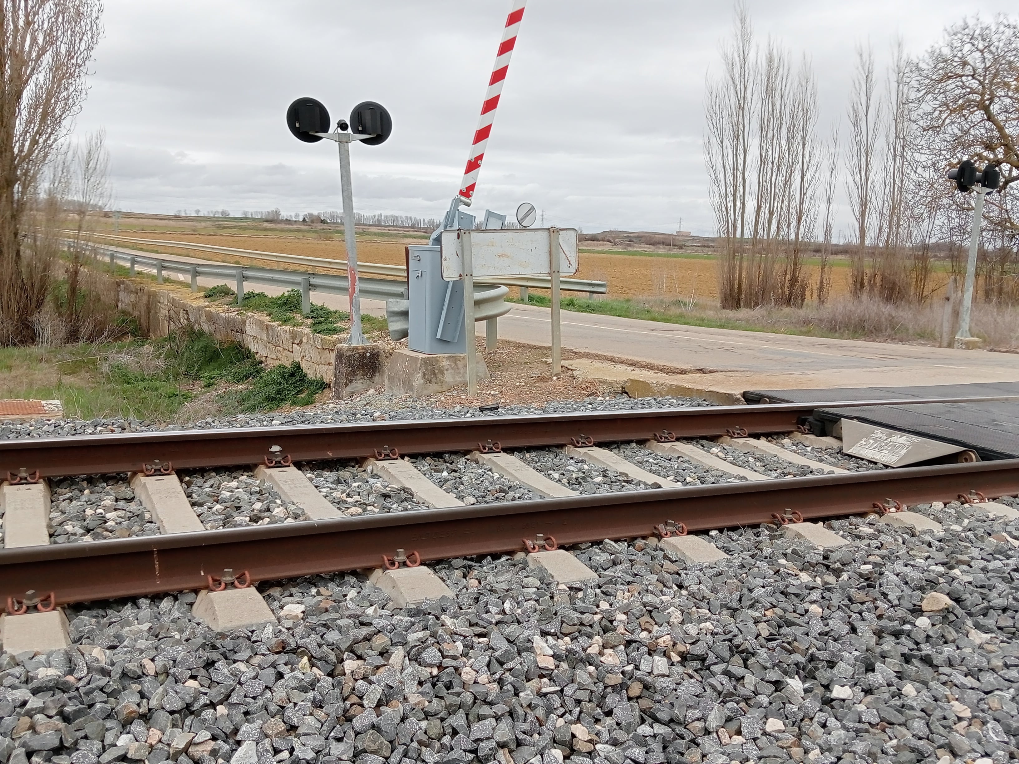 Adif renueva y mejora cuatro pasos a nivel en Palencia