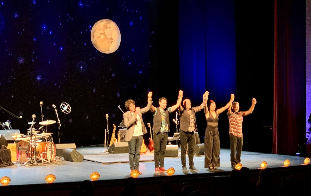 De izquierda a derecha: Diego Villegas, Javi Ruibal, Javier Ruibal, Lucía Ruibal y José Recacha, en el Teatro Falla de Cádiz