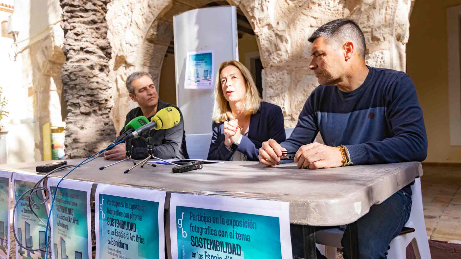 Ana Pellicer, Carlos Balsalobre y David Santacruz durante la presentación del concurso y exposición &#039;Sostenibilidad&#039; en el Museo L&#039;Hort de Colón de Benidorm / M.B.