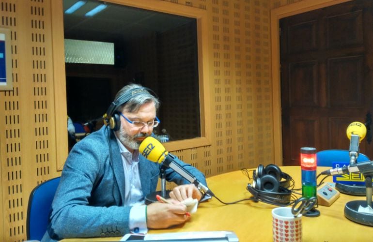 El alcalde de Plasencia, Fernando Pizarro, escuchando a los oyentes de la SER