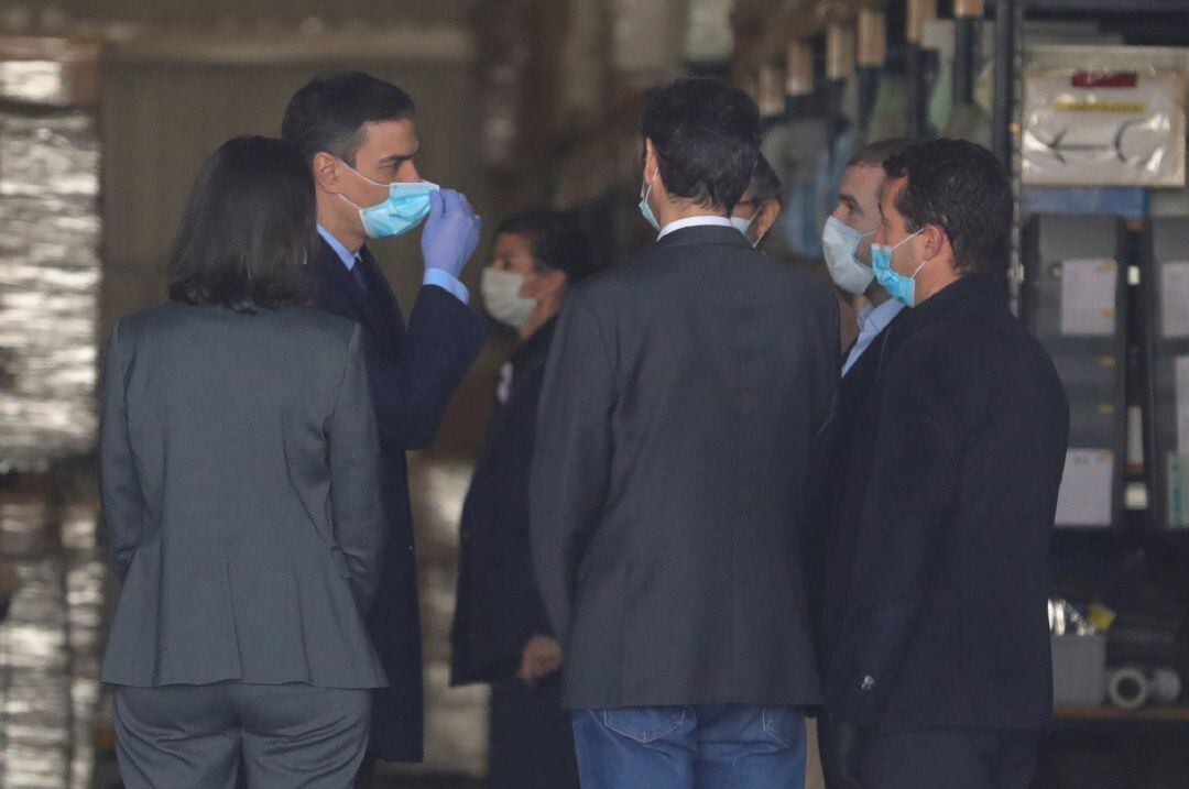 Pedro Sánchez  protegido con mascarilla y guantes, visita las instalaciones de la empresa Hersill, en Móstoles 