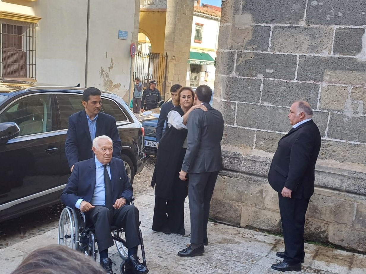 Curro Romero llegando a la Iglesia de Santiago, Jerez, para despedir a Rafael de Paula