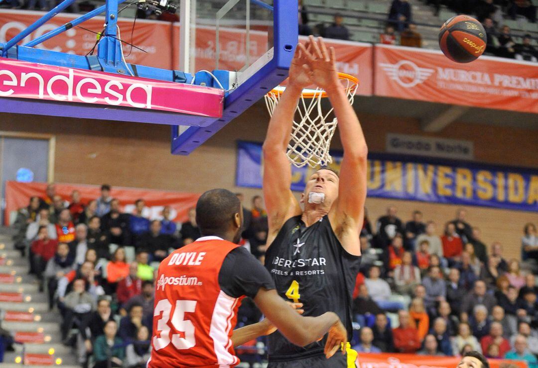 Milton Doyle trata de jugar el balón ante la oposición de Colton Iverson