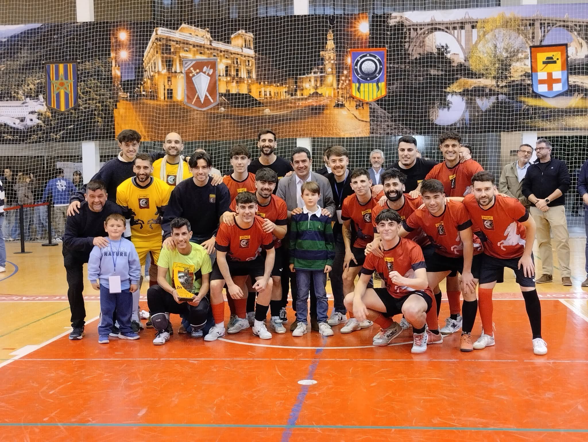 Los componentes de los Ligeros con el trofeo de segundos clasificados de fútbol sala