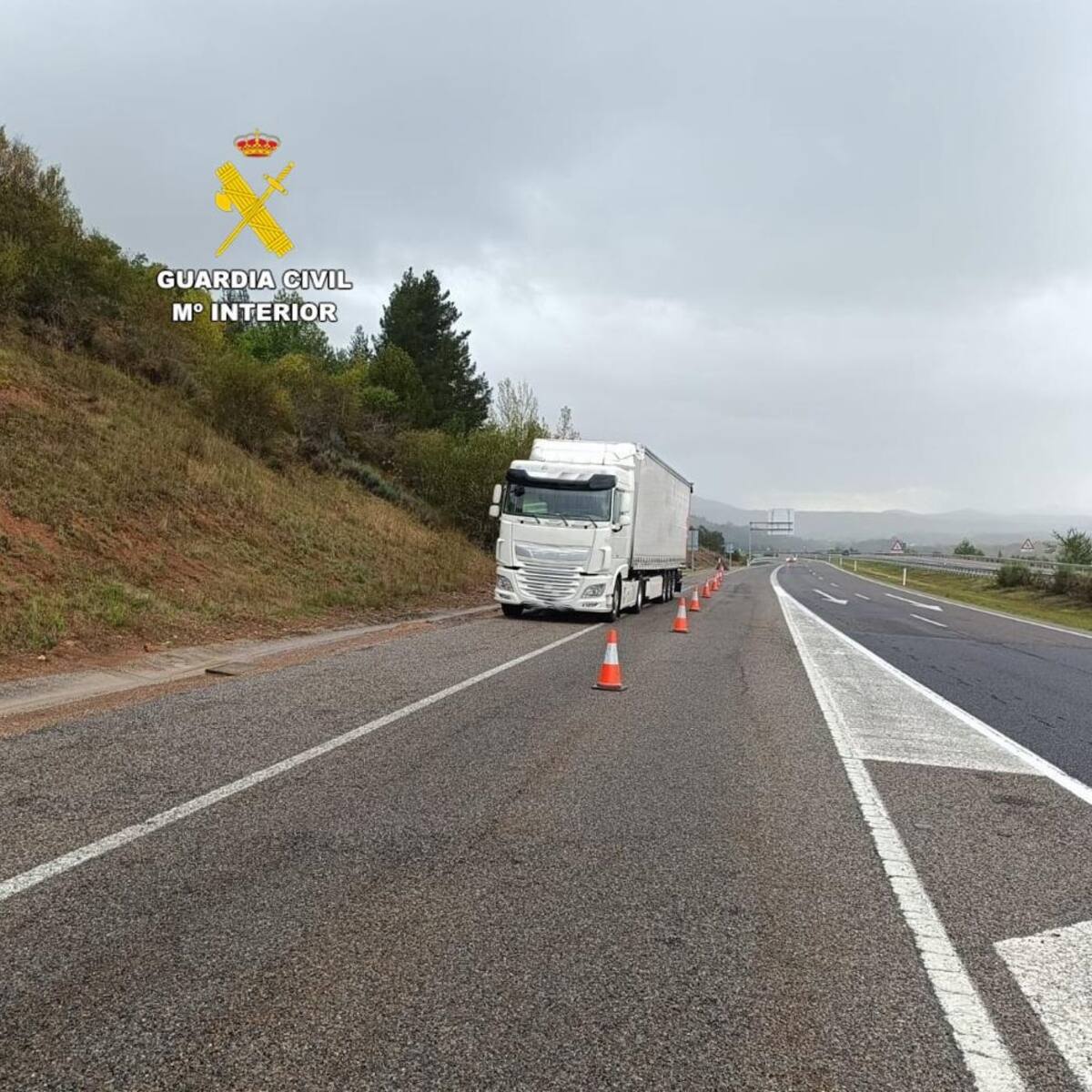 Interceptado en la A-6 en Folgoso un camionero que triplicaba la tasa de alcohol y conducía con el carnet retirado