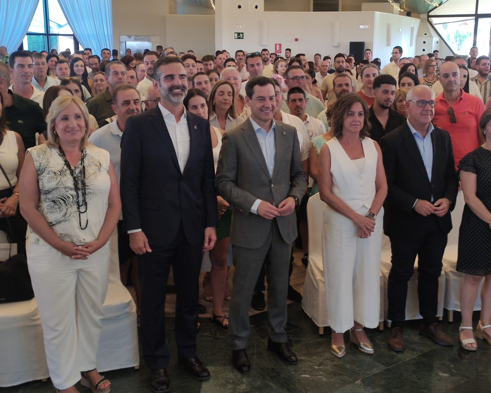 El presidente de la Junta de Andalucía, Juanma Moreno, en una entrega de ayudas a agricultores en Jaén.