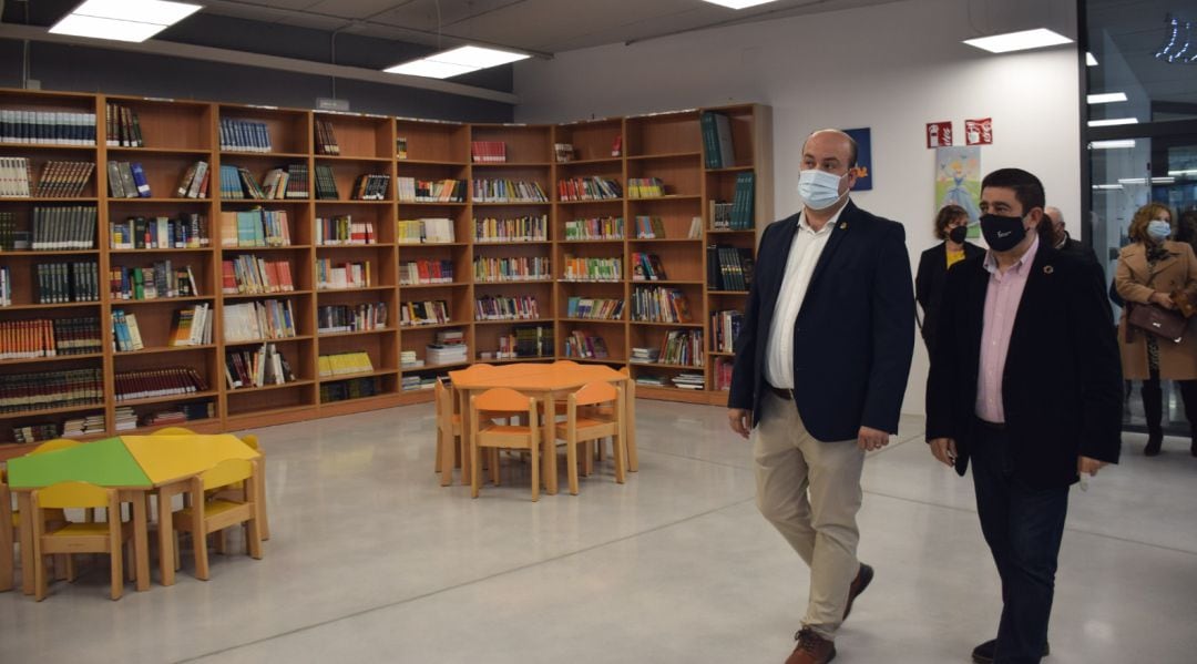 Iván Cruz, alcalde de Pozo Alcón, y Francisco Reyes, presidente de la Diputación Provincial de Jaén, durante la inauguración de la biblioteca.