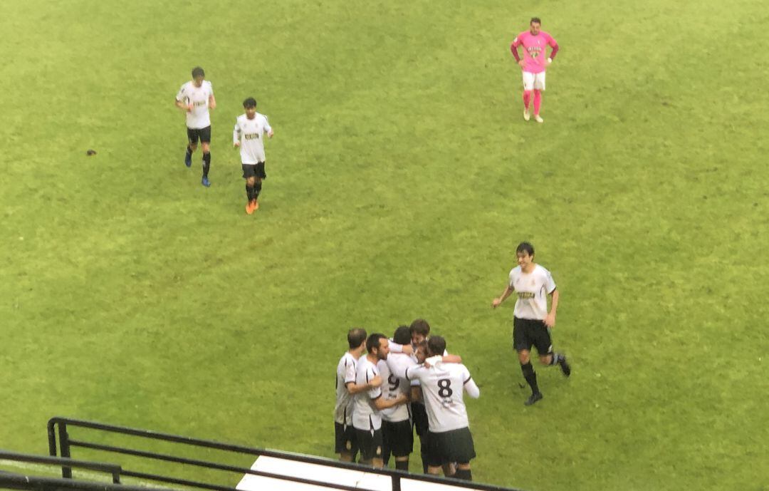 Los jugadores del Real Unión celebran al último gol marcado por Mikel Orbegozo contra el Tudelano