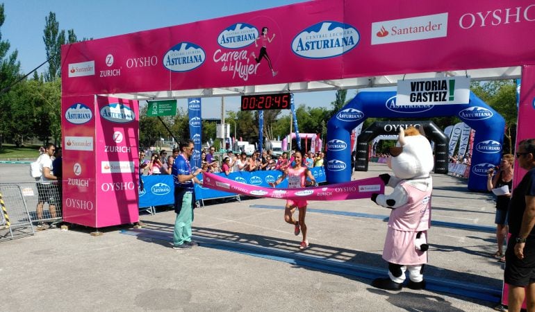 Elena Loyo cruza la meta como ganadora de la Carrera de la Mujer de Vitoria.