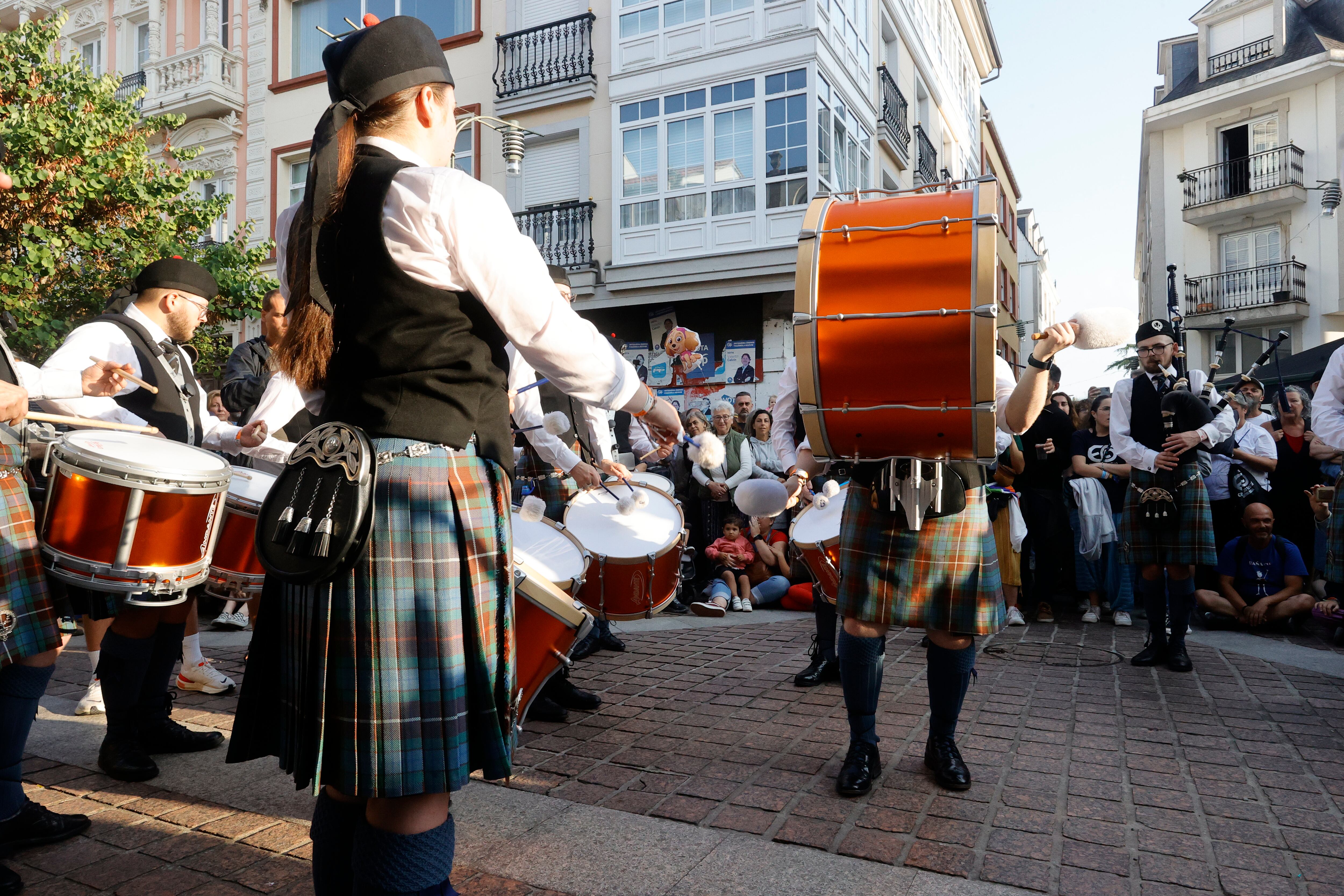 15.07.2023.- En el día grande del festival de Ortigueira, las calles de la villa se llenan de actividades y se puede oír música folk por todos lados, principalmente en el escenario principal. EFE/ Kiko Delgado.