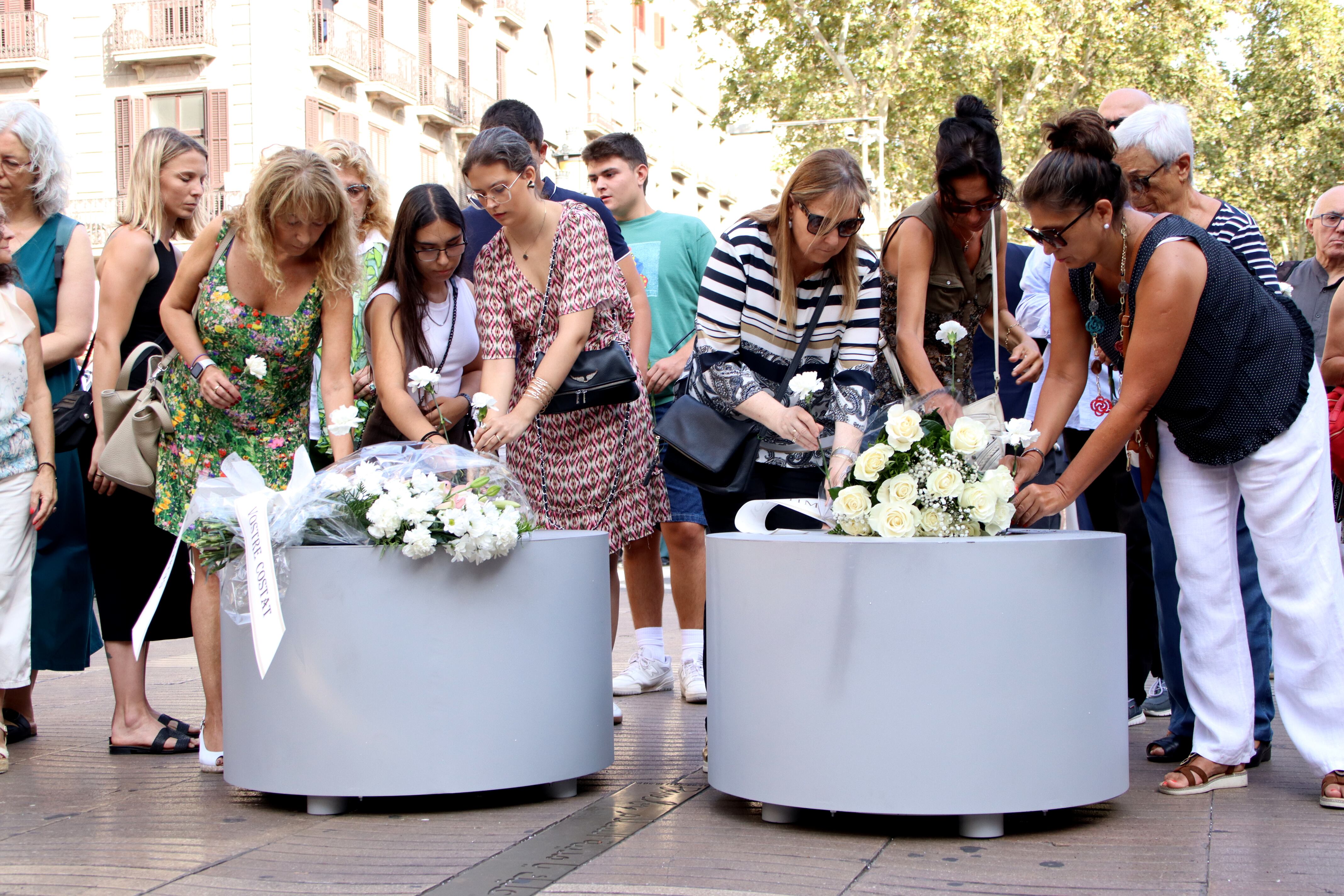 Familiares y víctimas del 17-A depositan claveles en las Ramblas (ACN)