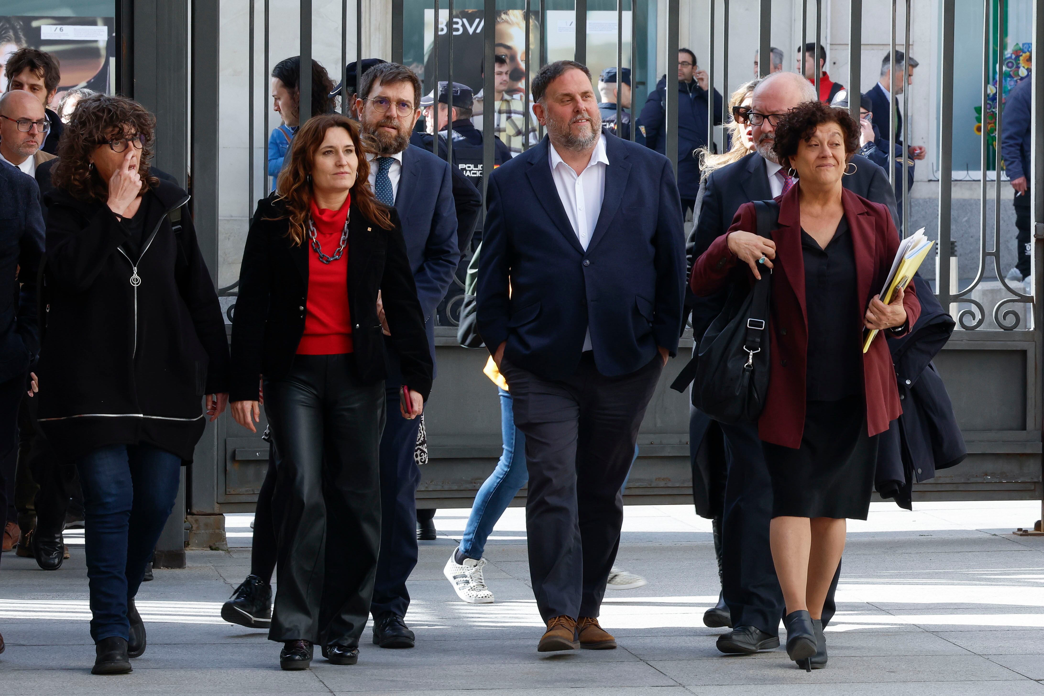 MADRID, 14/03/2024.- Los diputados de ERC Teresa Jordá (i) y Pilar Vallugera (d), acompañados por el líder de la formación política, Oriol Junqueras (c), a su llegada este jueves al Congreso de los Diputados para asistir al pleno del Congreso en el que, entre otros puntos, se aprobará la ley de amnistía, que pasará al Senado después de ser modificada con los cambios que demandaban Junts y ERC y a la espera del contenido final de los informes pedidos al Consejo General del Poder Judicial y la Comisión de Venecia. EFE/ Zipi
