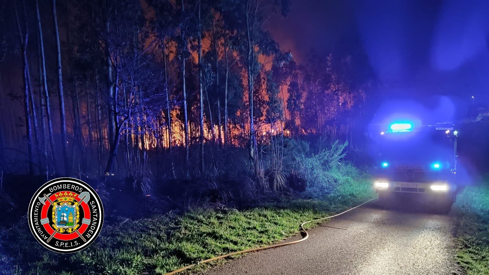 Intervención de los Bomberos de Santander en el incendio originado en Piélagos.