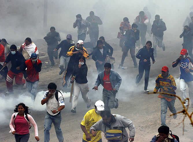 Jóvenes universitarios en los enfrentamientos con la policía de Sucre