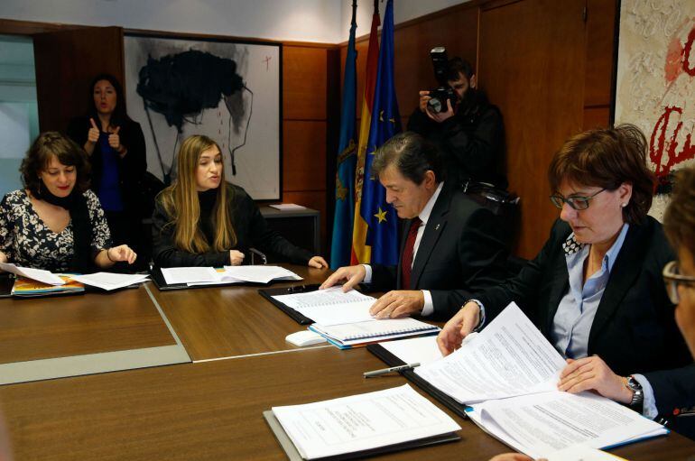 El presidente del Principado Javier Fernandez y la consejera de Servicios Sociales, Pilar Varela en la reunión con la presidenta del CERMI, Mónica Oviedo