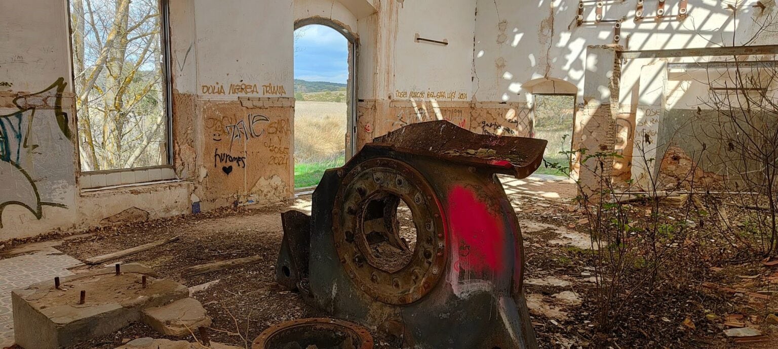 Interior de la sala de máquinas de la Central Hidroeléctrica de El Ossero en la actualidad. Fuente: Vestal