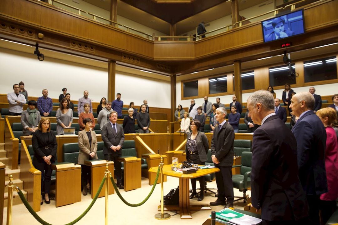 Los representantes de todos los grupos, así como los miembros del Gobierno Vasco presentes en la Cámara, con el lehendakari, Iñigo Urkullu a la cabeza, se han puesto en pie en sus escaños para guardar un minuto de silencio