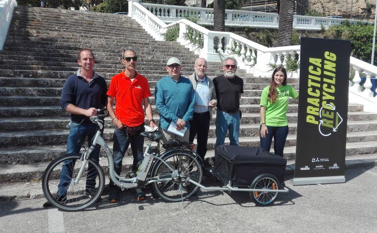 El nuevo deporte pretende fomentar el reciclaje de basuras.