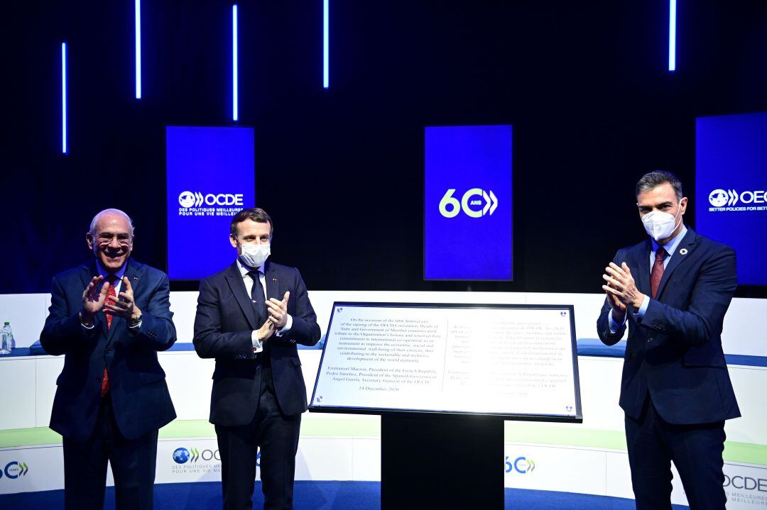 El secretario general de la OCDE, Ángel Gurría, junto al presidente francés Emmanuel Macron y el español Pedro Sánchez.