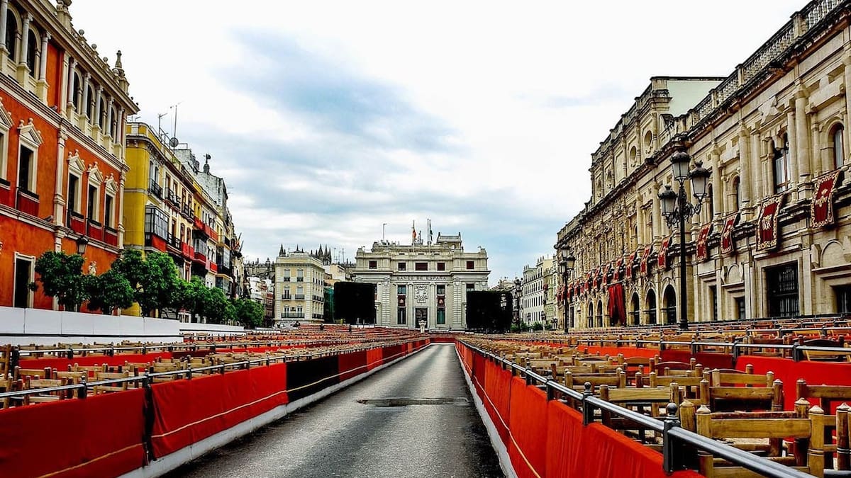 El Consejo de Hermandades retira tres abonos de sillas y palcos de la carrera oficial por uso fraudulento