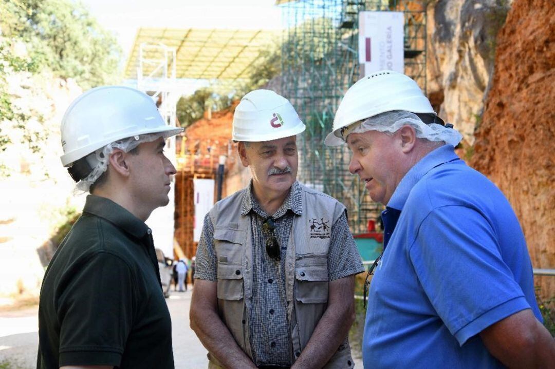 José María Bermúdez de Castro, codirector de Atapuerca, con el Presidente y DG de DO Ribera