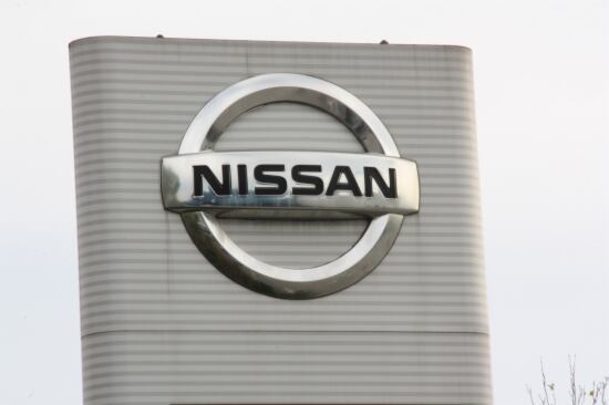 Panell amb el logo de Nissan a la planta de Zona Franca de Barcelona