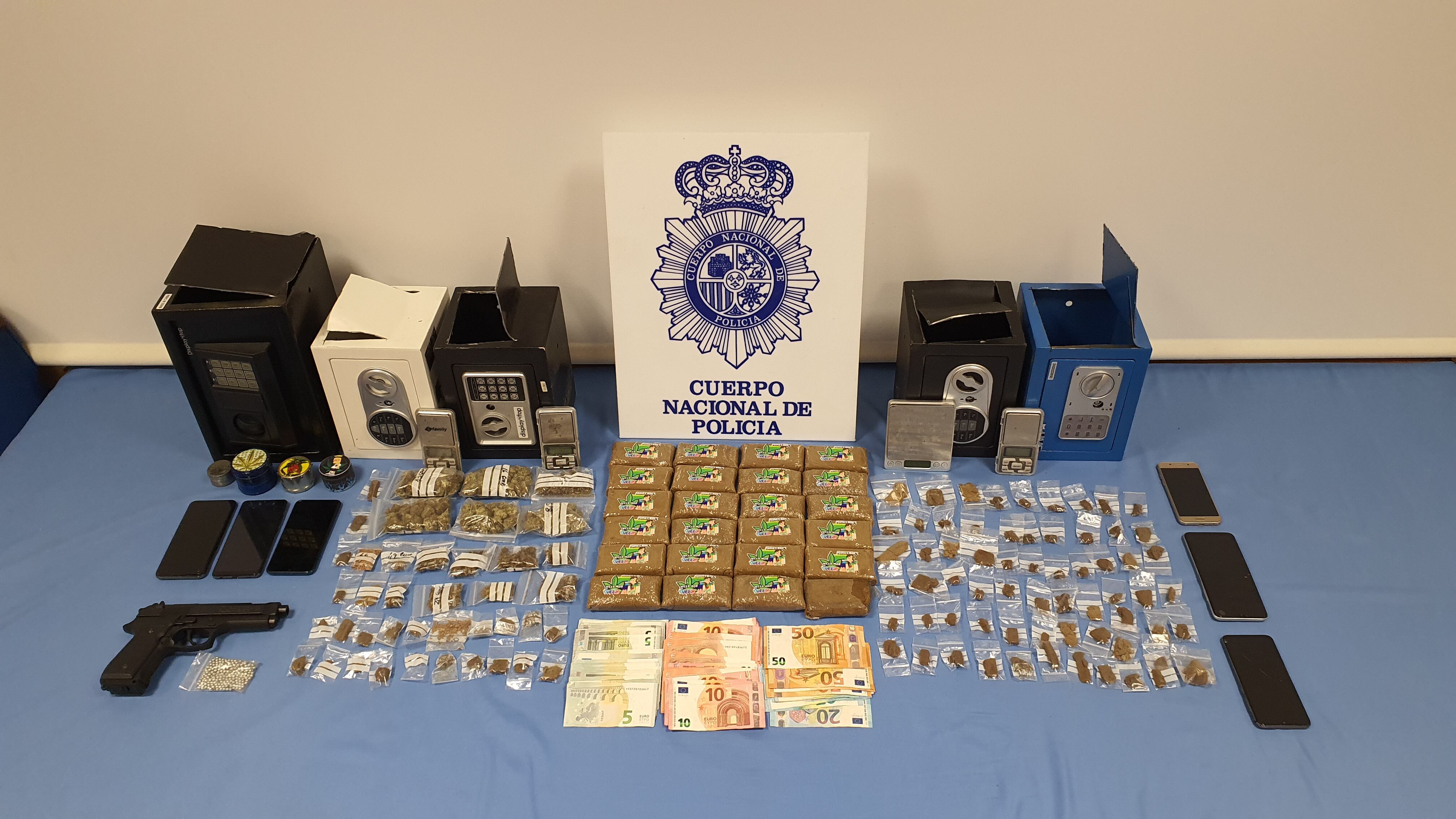 Drogas, dinero y armas intervenidas en la operación de la Policía Nacional en el barrio de Pumarín en Oviedo, que se saldó con dos detenidos.