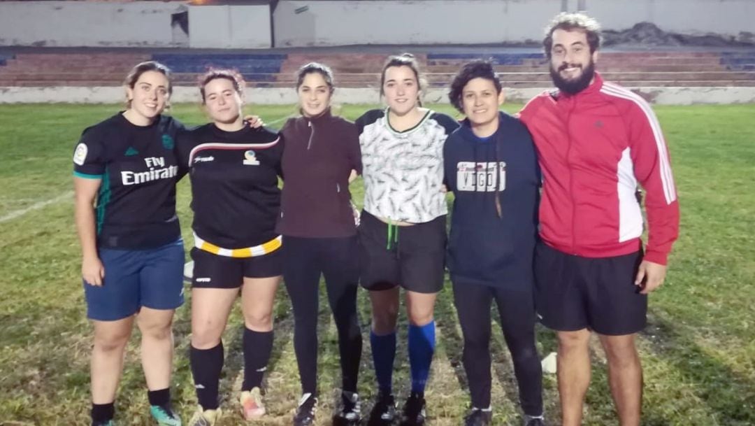 Las cinco jugadoras del Monastil Rugby Elda con su entrenador