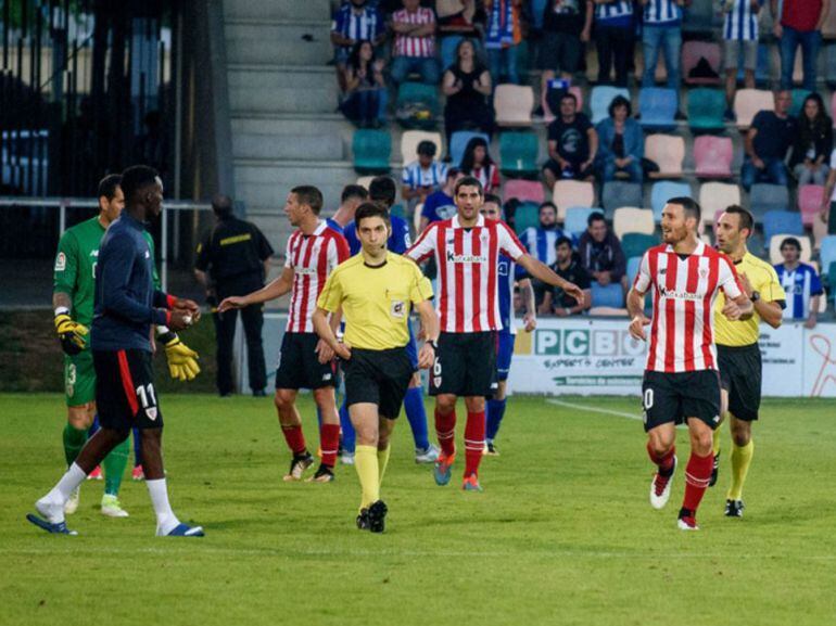 El árbitro abandona el campo ante la incredulidad y protestas de los jugadores. 