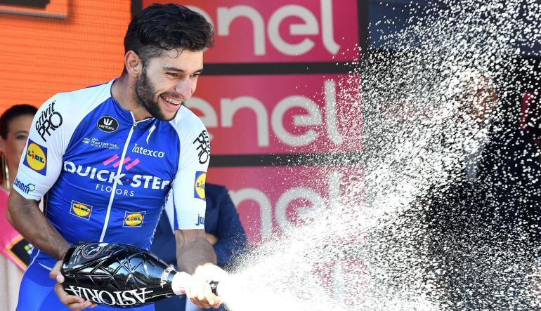 Fernando Gaviria celebra su cuarto triunfo de etapa en el Giro