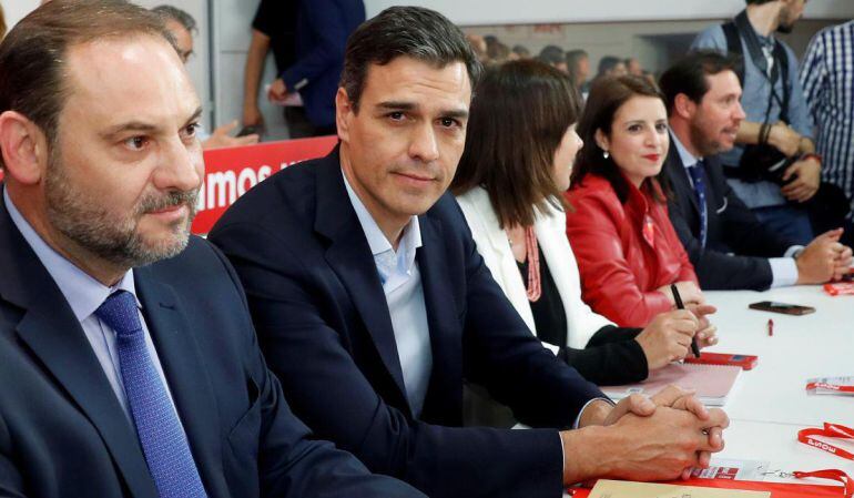 El secretario general del PSOE, Pedro Sánchez (2i), y el secretario de Organización, José Luis Ábalos (i), en la reunión del Comité Federal del PSOE, hoy en la sede de Ferraz, para ratificar la decisión de la Ejecutiva Federal de presentar una moción de censura contra el presidente de Gobierno, Mariano Rajoy, como &quot;respuesta política&quot; ante la sentencia sobre la trama Gürtel. 