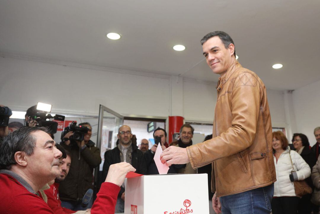 Pedro Sánchez vota en la agrupación de Pozuelo de Alarcón