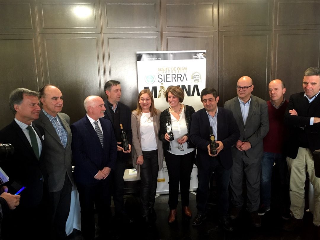 Foto de familia con miembros del jurado, Denominación y Diputación Provincial