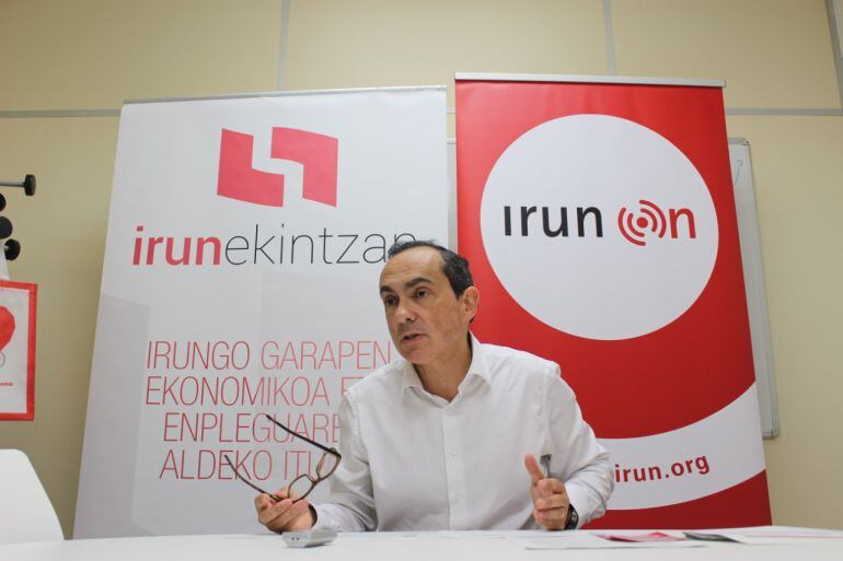 El Delegado de Impulso Económico, Miguel Ángel Páez, presentando en rueda de prensa las ayudas a las pymes