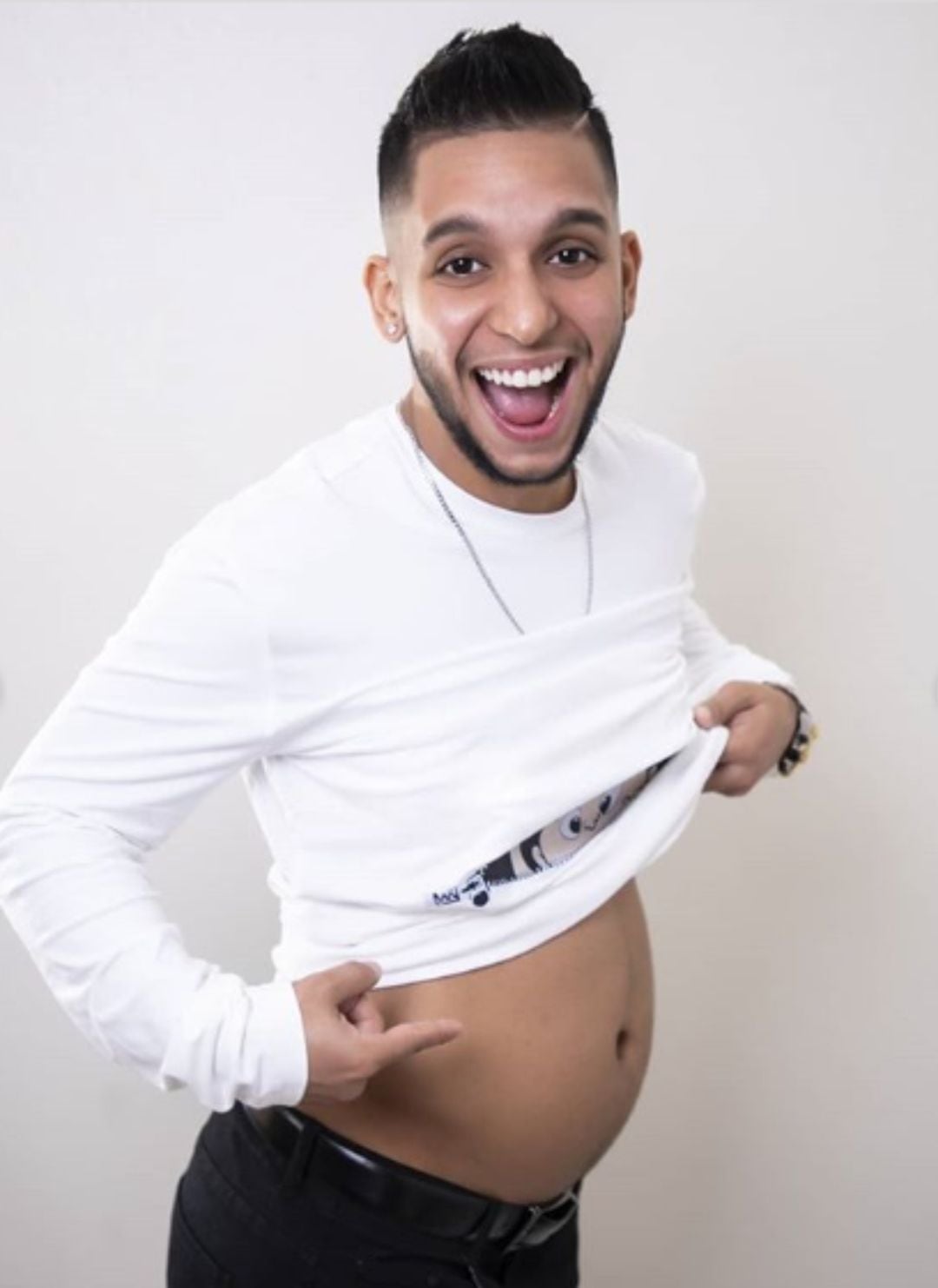 Un hombre transgénero embarazado de cinco meses