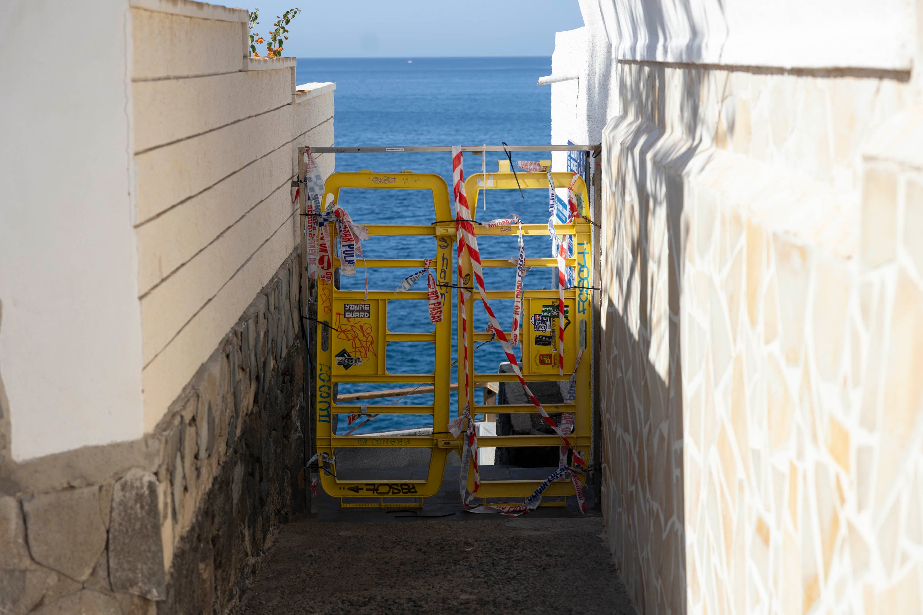 Los accesos a la piscina natural Isla Cangrejo, en Los Gigantes (Tenerife), donde un golpe de mar ocasionó este domingo cuatro muertos y un desaparecido