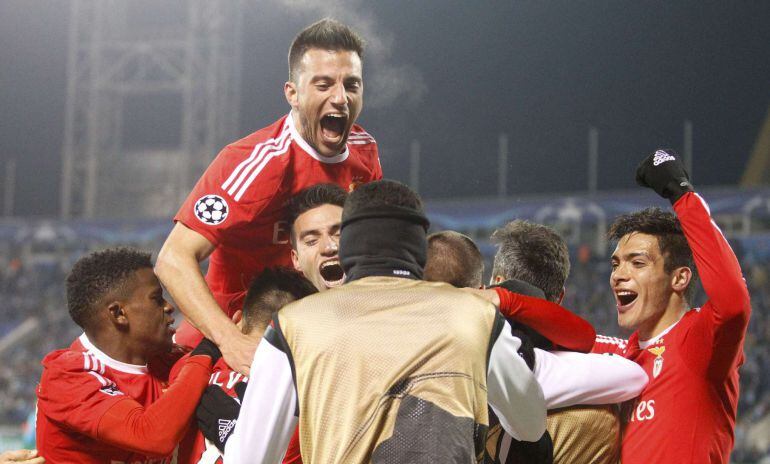 Los futbolistas del Benfica celebran el pase