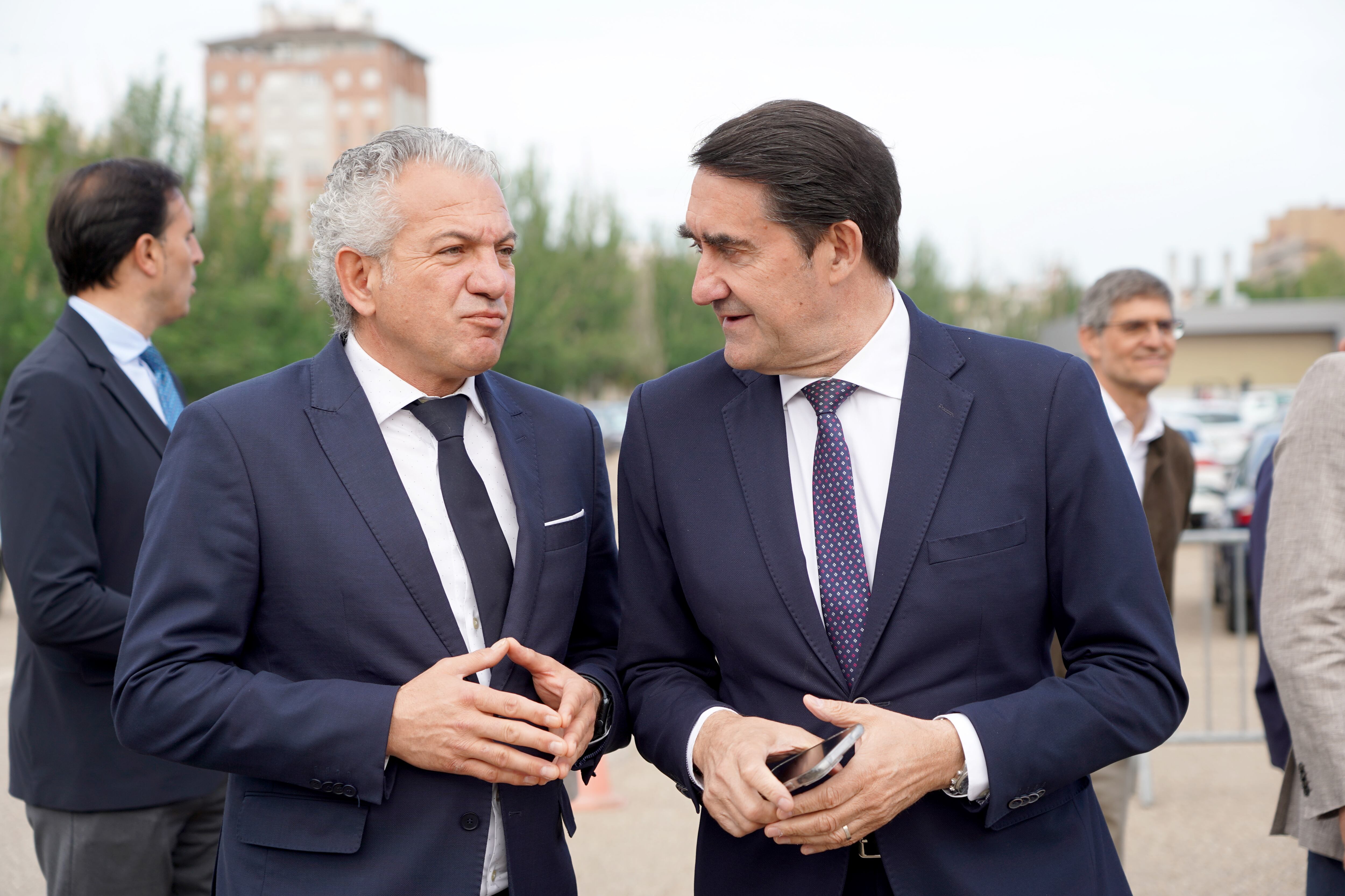 El consejero de Medio Ambiente, Vivienda y Ordenación del Territorio, Juan Carlos Suárez-Quiñones, entrega camiones y puntos limpios móviles a entidades locales de Castilla y León. Participa el delegado del Gobierno en la Comunidad, Nicanor Sen