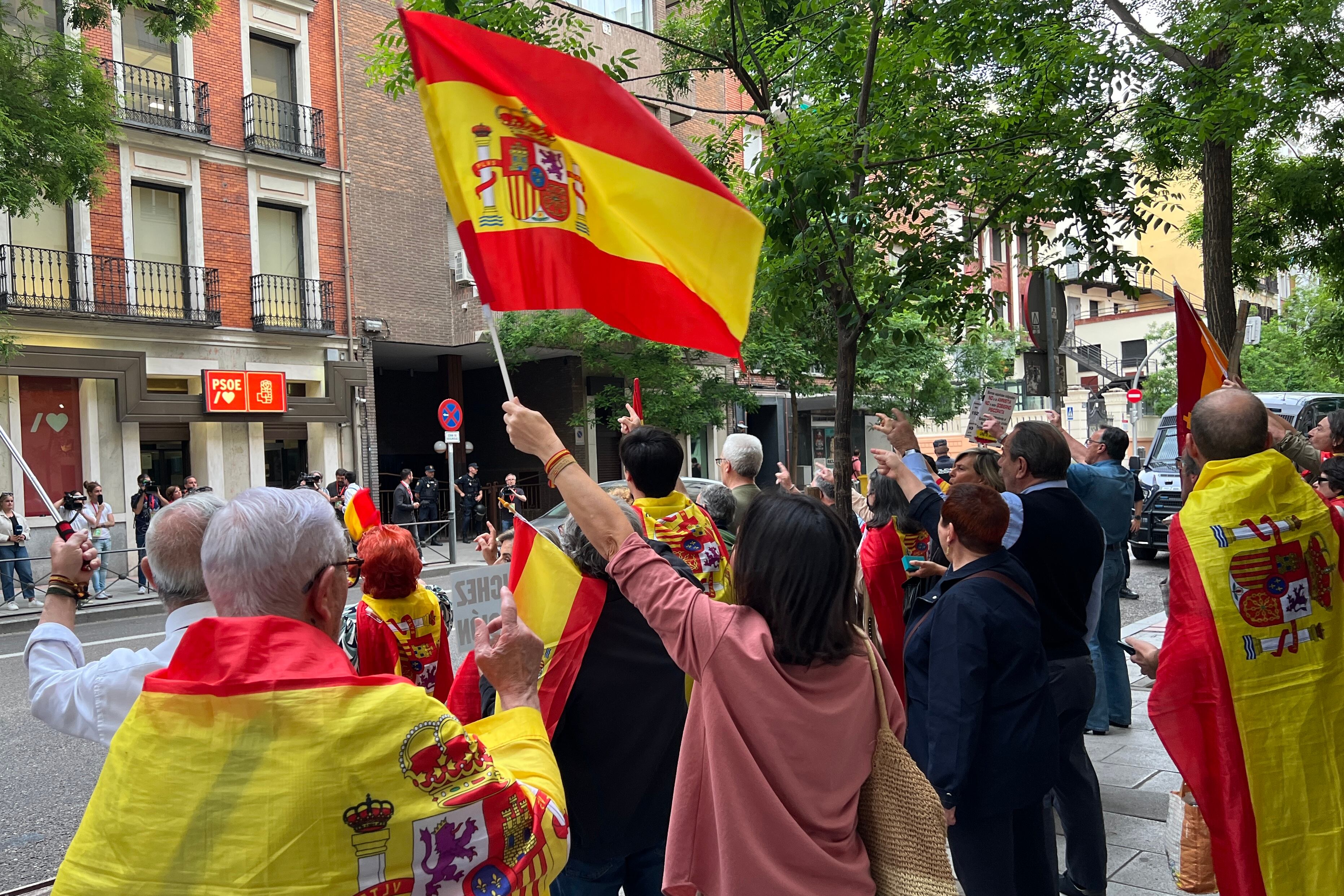 Protesta davant la seu del PSOE al carrer Ferraz de Madrid