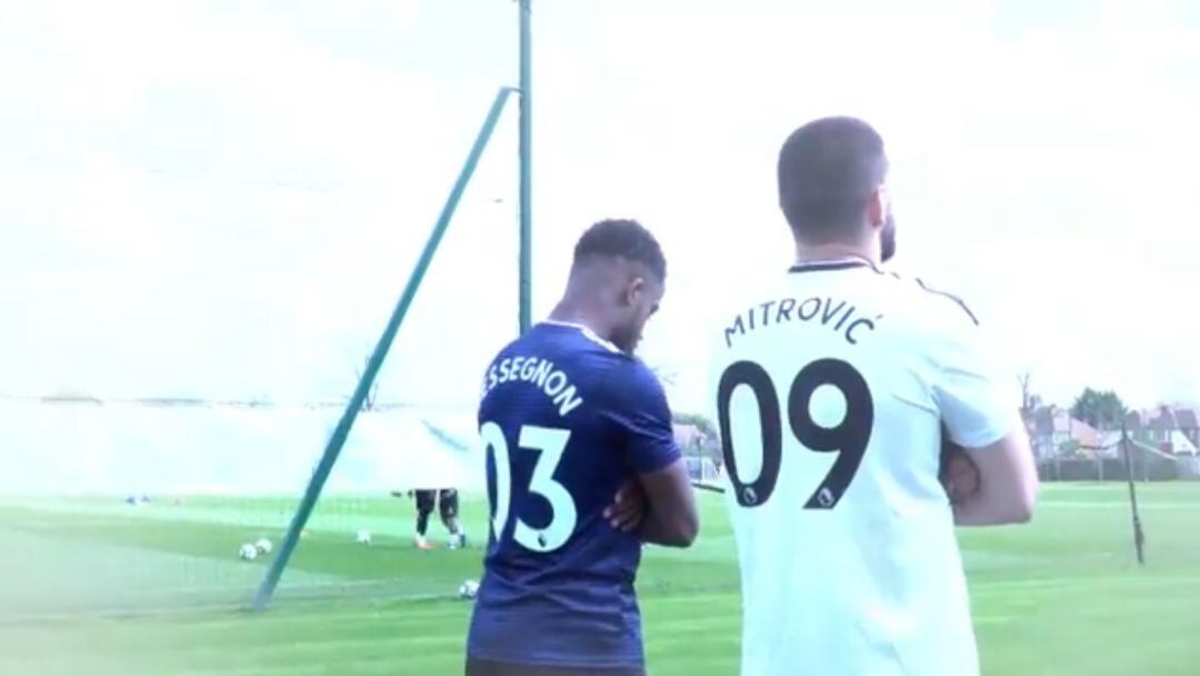 Sess y Mitro posan con las nuevas camisetas