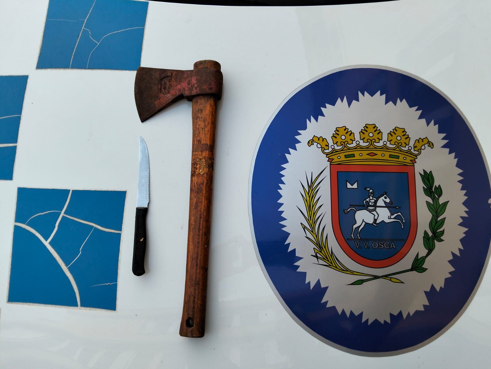 El cuchillo de cocina y el hacha de grandes dimensiones utilizados en la agresión y recuperados por la Policía Local