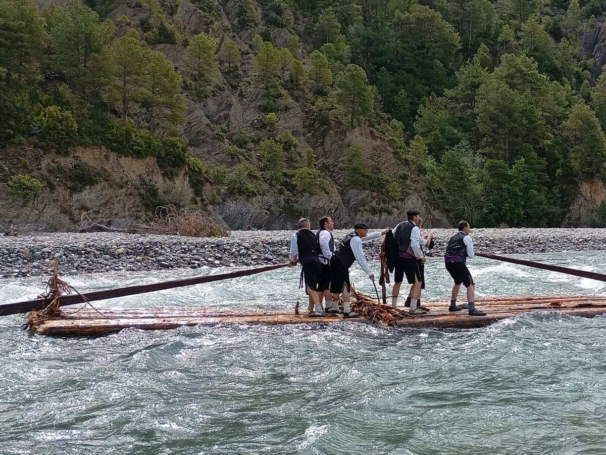 Los nabateros de Sobrarbe realizan con habilidad y destreza un espectacular descenso por el río Cinca