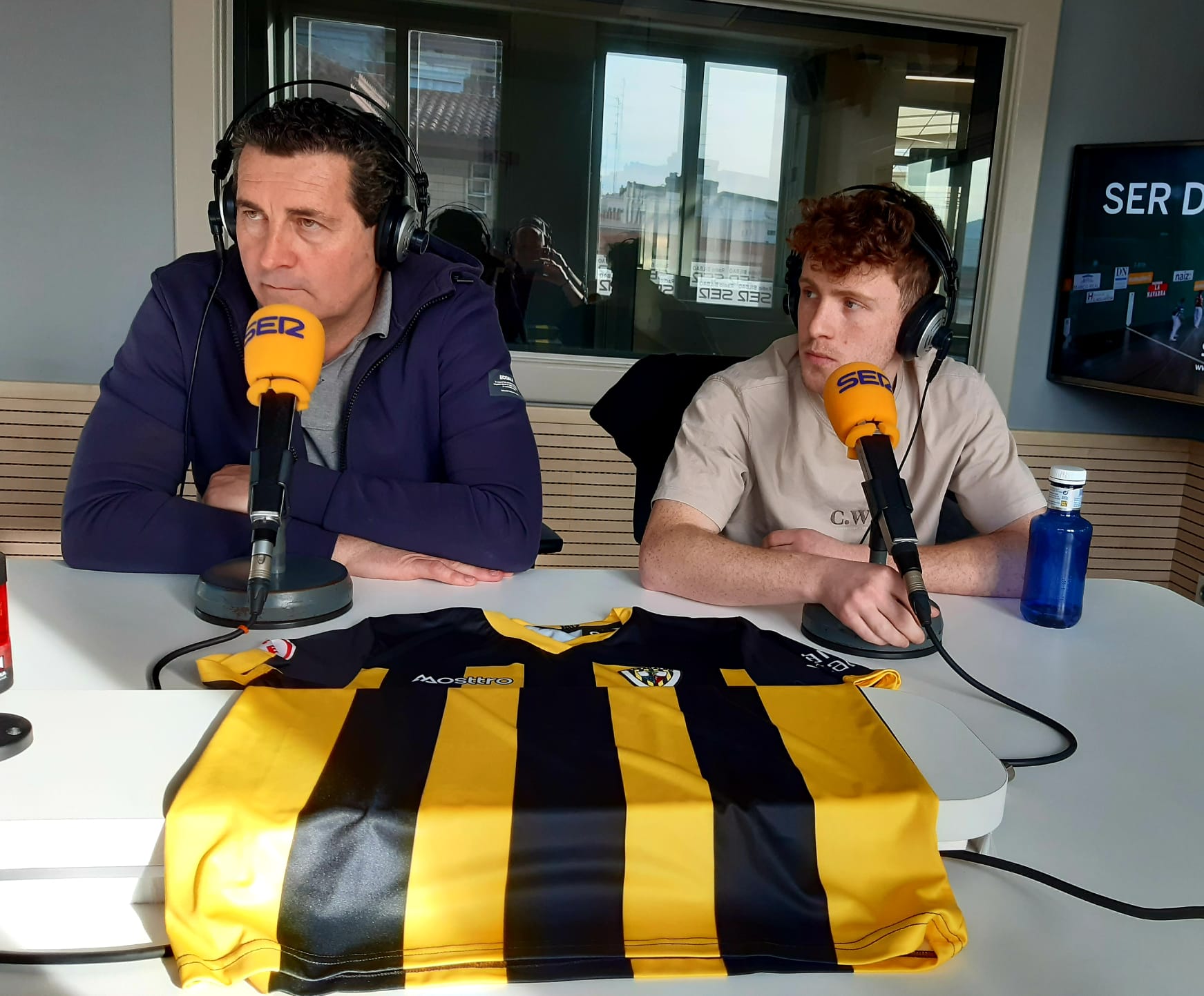 El director deportivo del Barakaldo, Joseba Núñez, y el jugador del equipo fabril, Endika Buján, en los estudios de Radio Bilbao