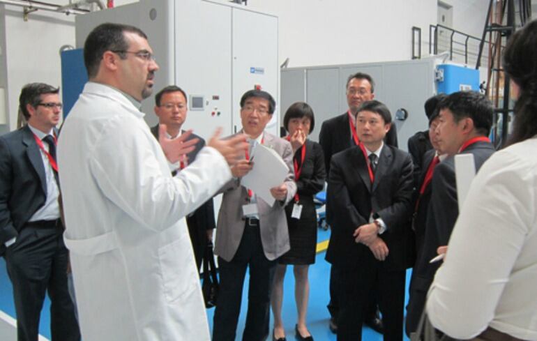 Inversores chinos recorriendo una empresa de alimentación